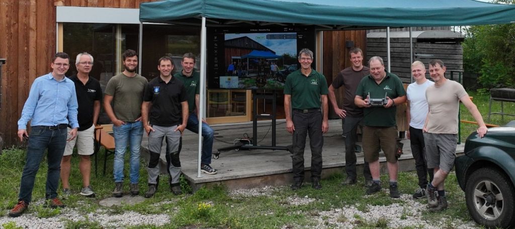 HFR Team bei Felddemonstration für effiziente Holzbereitstellung